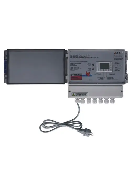Judo Steuerungseinheit für Filtertechnik, ausgestattet mit Display und mehreren Anschlussbuchsen, vorbereitet für die Installation in Wasseraufbereitungssystemen.